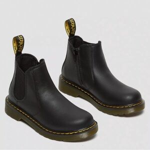 Dr. Martens Juniors 2976 leather Chelsea boot in black, Size UK 3
